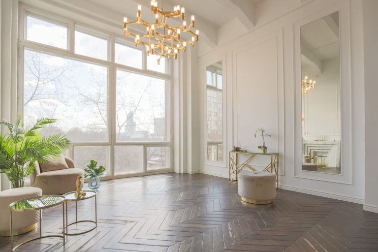 Podłogi z drewnianych desek – styl i elegancja w twoim wnętrzu