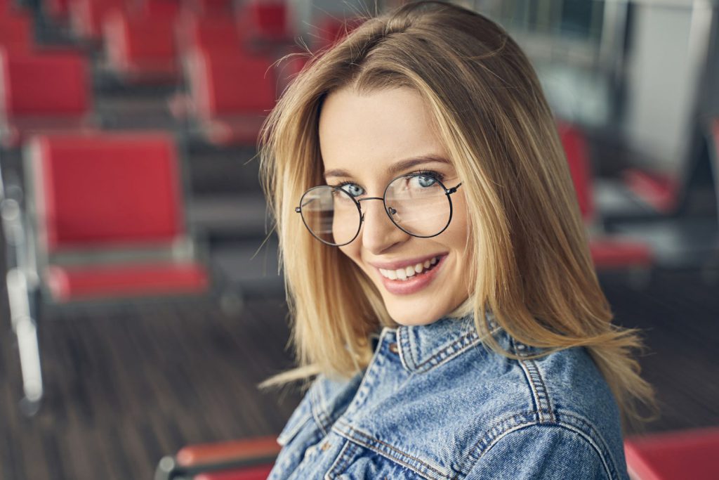 Oprawki do okularów korekcyjnych są nie tylko niezbędnym narzędziem dla osób z wadami wzroku, ale również modnym dodatkiem, który nadaje naszemu wyglądowi specjalny urok